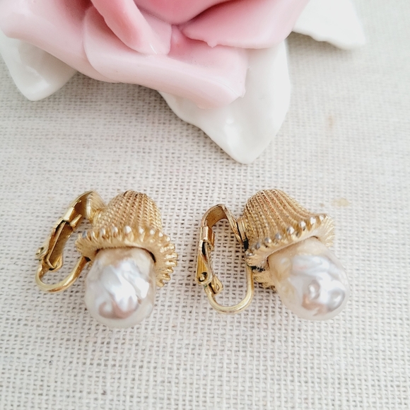 VINTAGE Sarah Coventry faux baroque pearl clip on earrings - Picture 4 of 6